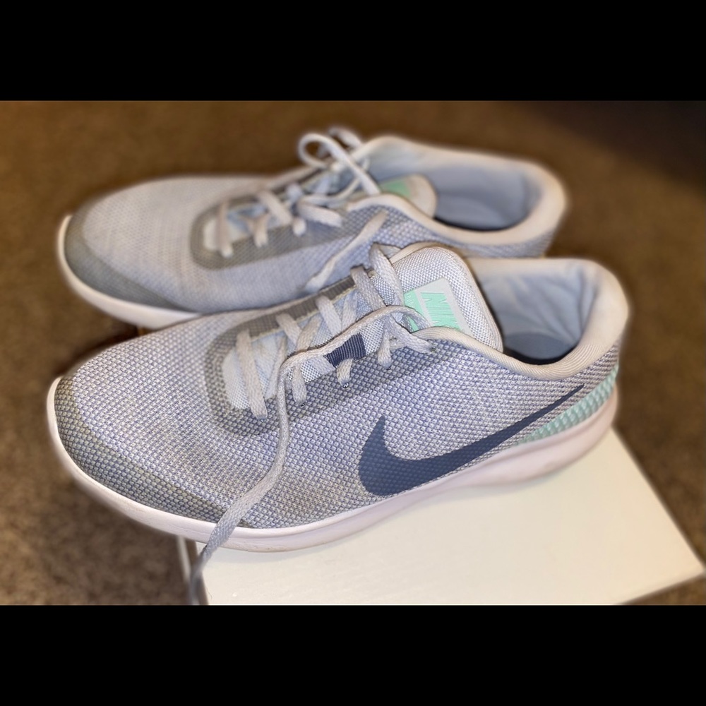 Nike FLEX running shoes dynamic heel design - Picture 7 of 9